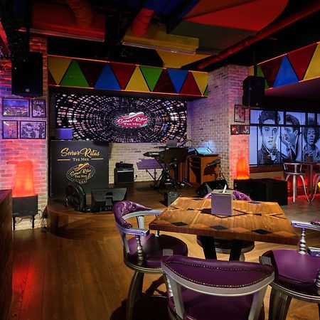 Doubletree By Hilton Doha - Al Sadd Hotel Bagian luar foto The interior of a typical Hard Rock Cafe