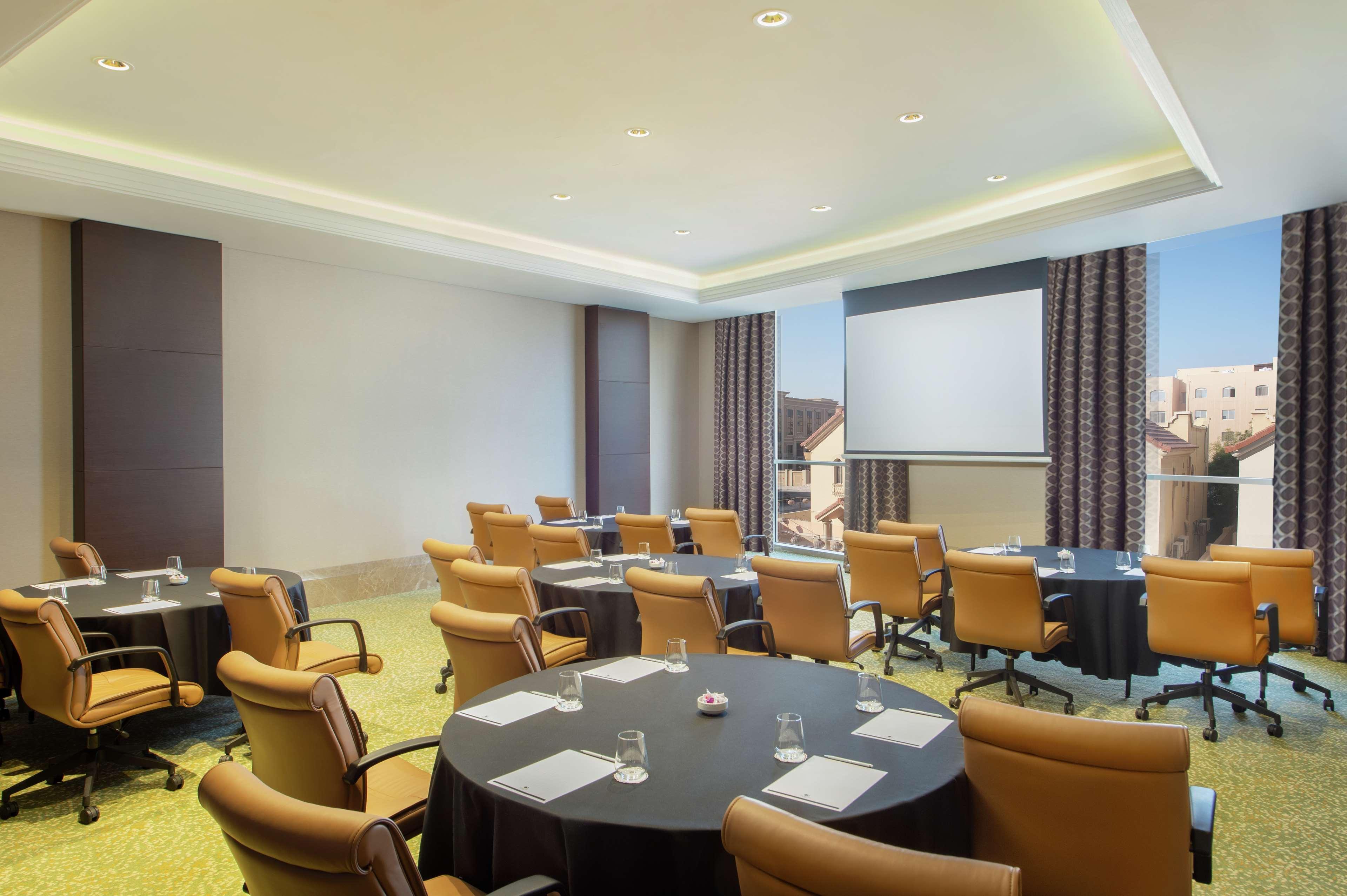 Doubletree By Hilton Doha - Al Sadd Hotel Bagian luar foto Meeting room