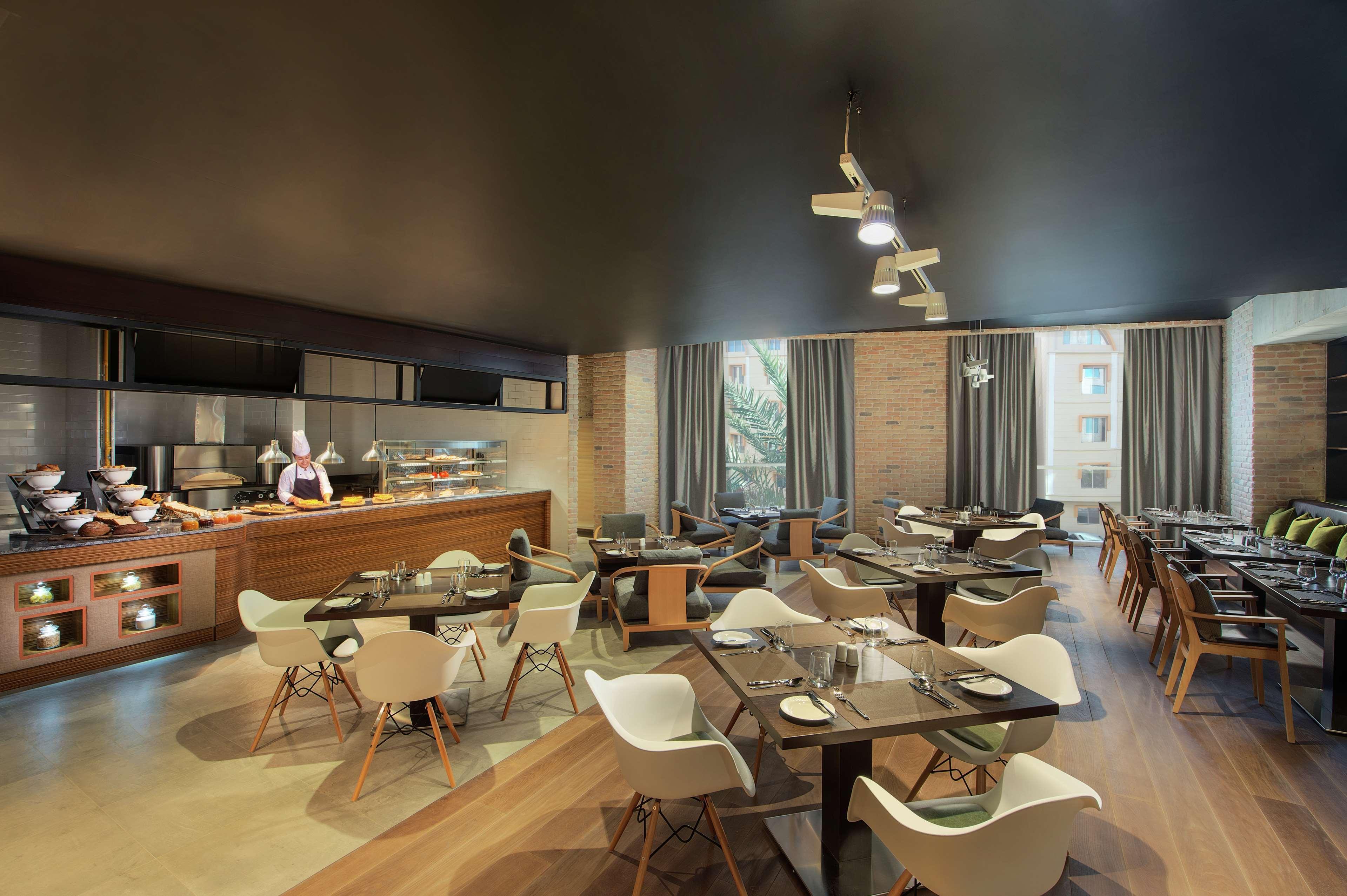 Doubletree By Hilton Doha - Al Sadd Hotel Bagian luar foto Restaurant
