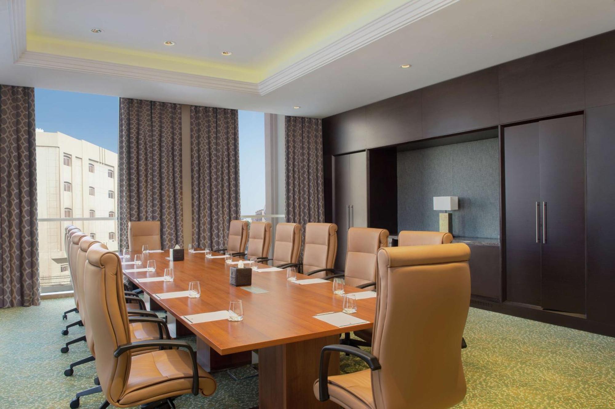 Doubletree By Hilton Doha - Al Sadd Hotel Bagian luar foto Boardroom