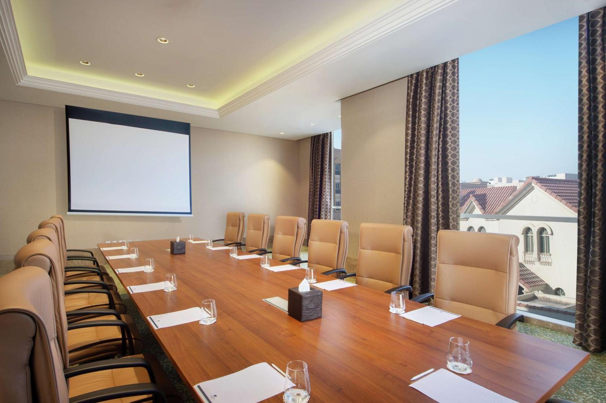Doubletree By Hilton Doha - Al Sadd Hotel Bagian luar foto Meeting room