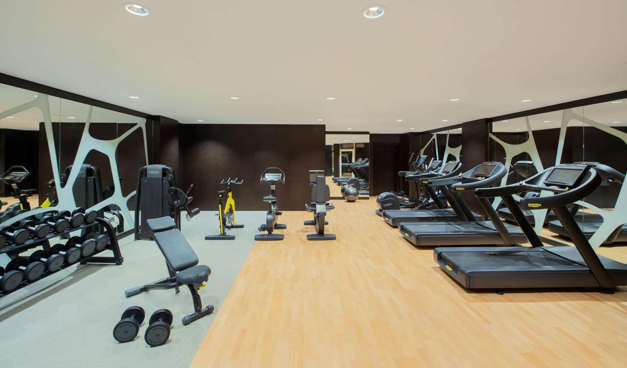 Doubletree By Hilton Doha - Al Sadd Hotel Bagian luar foto The gym at the hotel