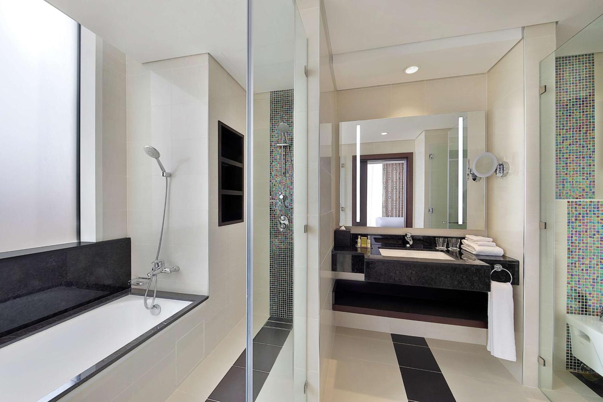 Doubletree By Hilton Doha - Al Sadd Hotel Bagian luar foto Bathroom