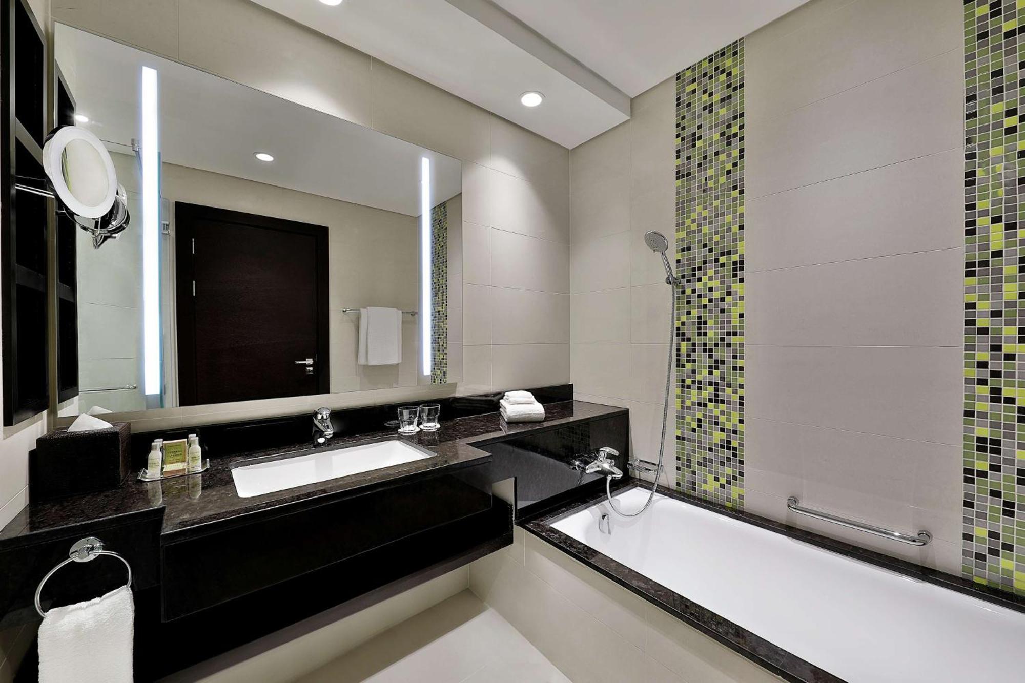 Doubletree By Hilton Doha - Al Sadd Hotel Bagian luar foto Bathroom