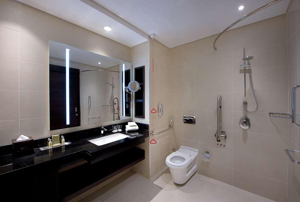 Doubletree By Hilton Doha - Al Sadd Hotel Ruang foto A bathroom in a hotel