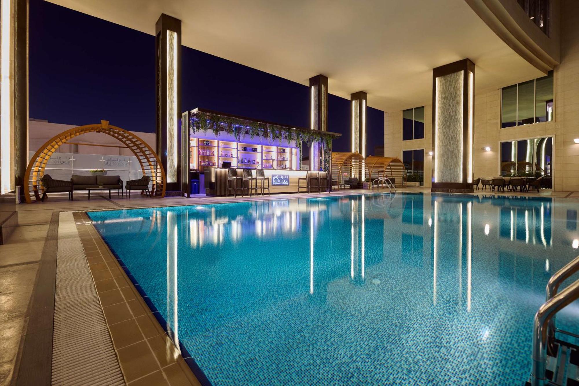 Doubletree By Hilton Doha - Al Sadd Hotel Bagian luar foto The swimming pool at the hotel