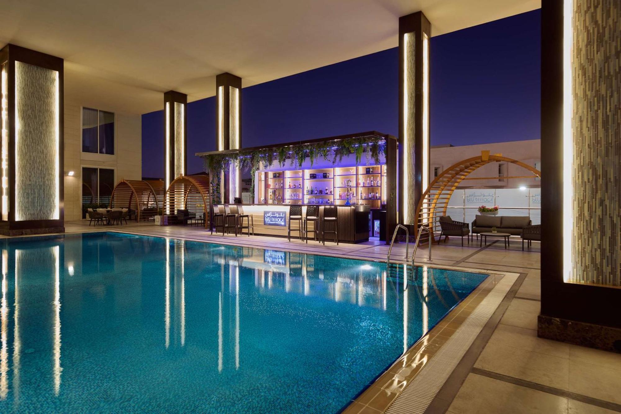 Doubletree By Hilton Doha - Al Sadd Hotel Bagian luar foto The swimming pool at the hotel