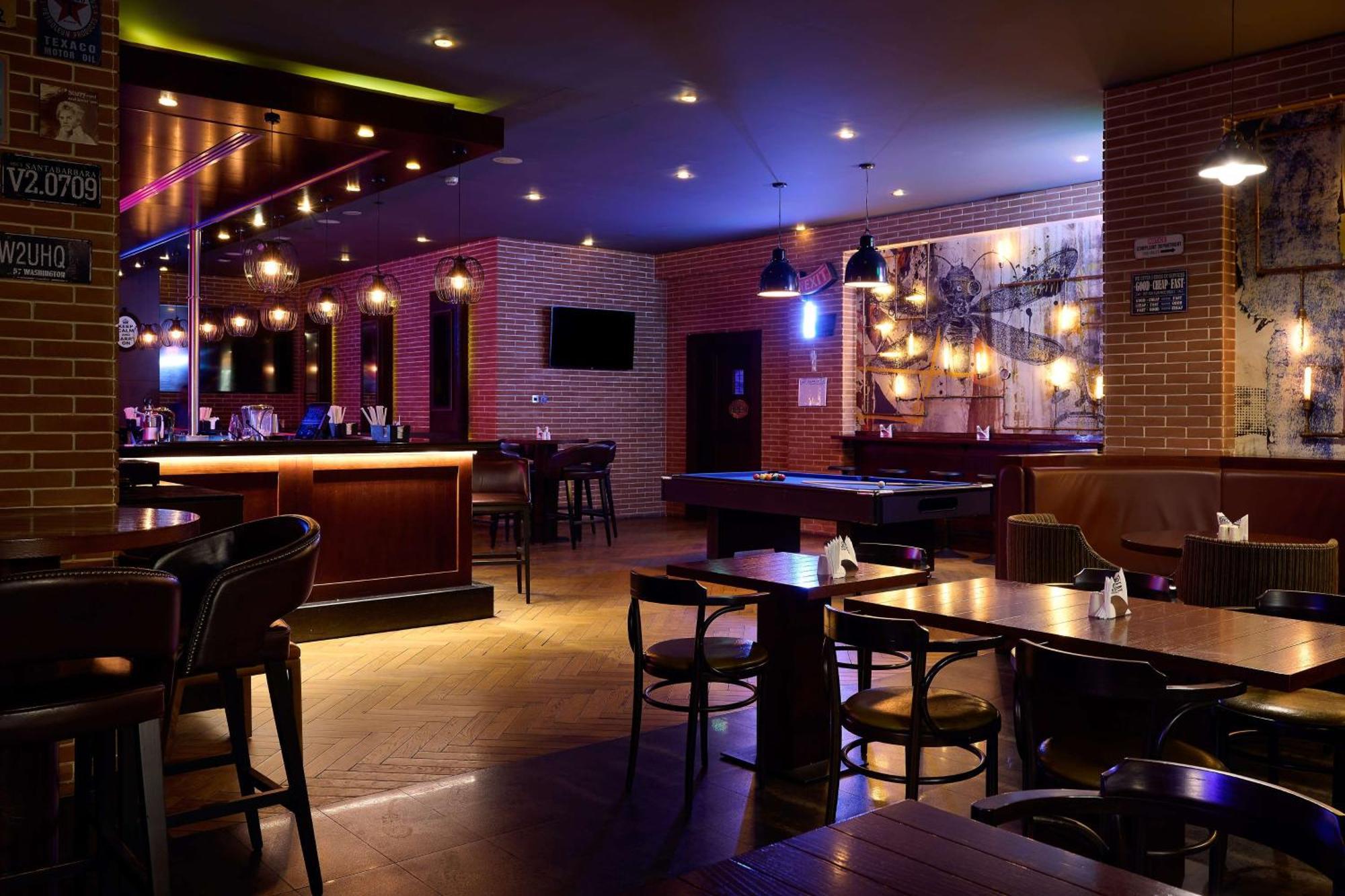Doubletree By Hilton Doha - Al Sadd Hotel Bagian luar foto The interior of a bar in Bangalore, India