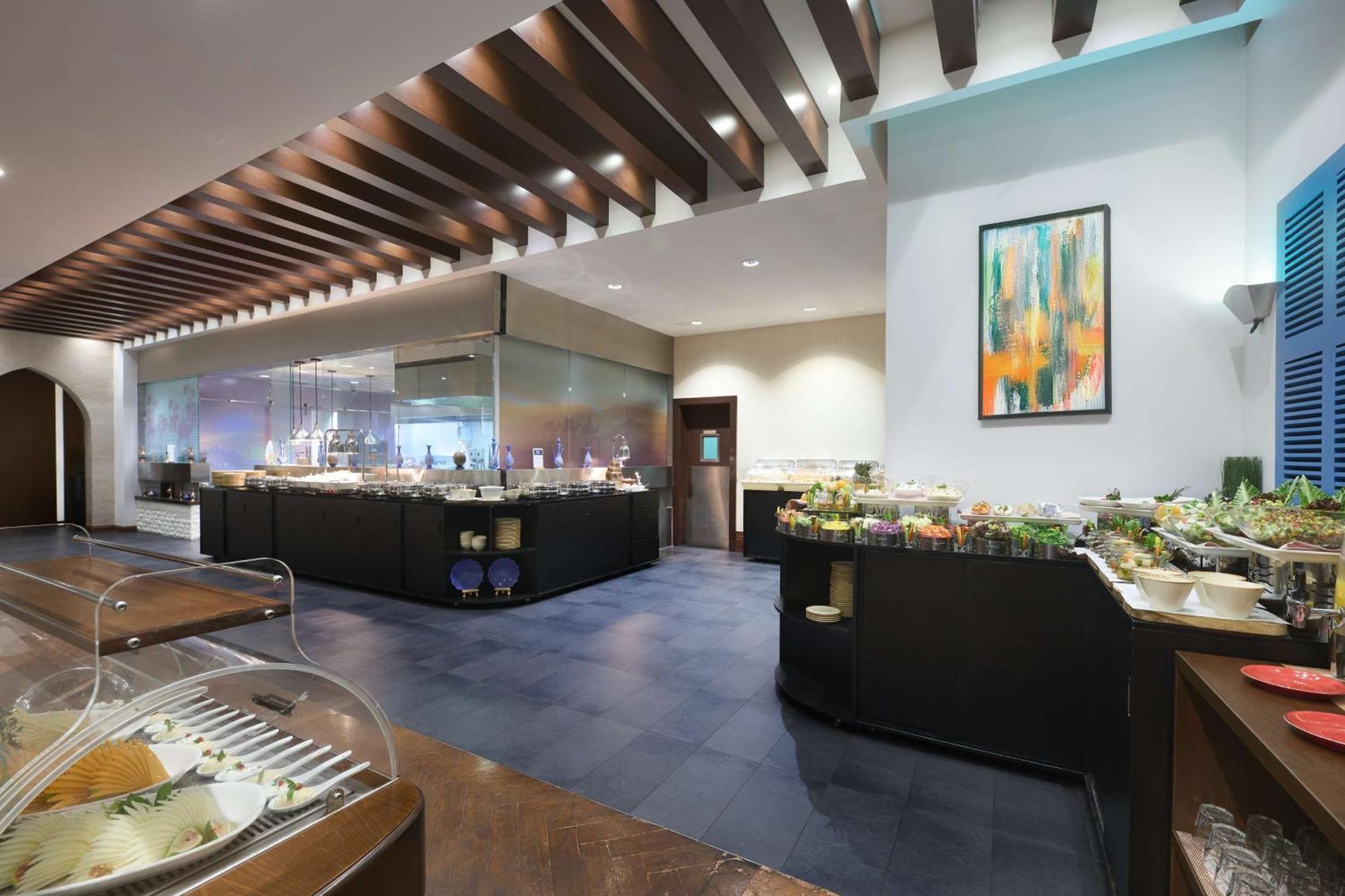 Doubletree By Hilton Doha - Al Sadd Hotel Bagian luar foto The restaurant