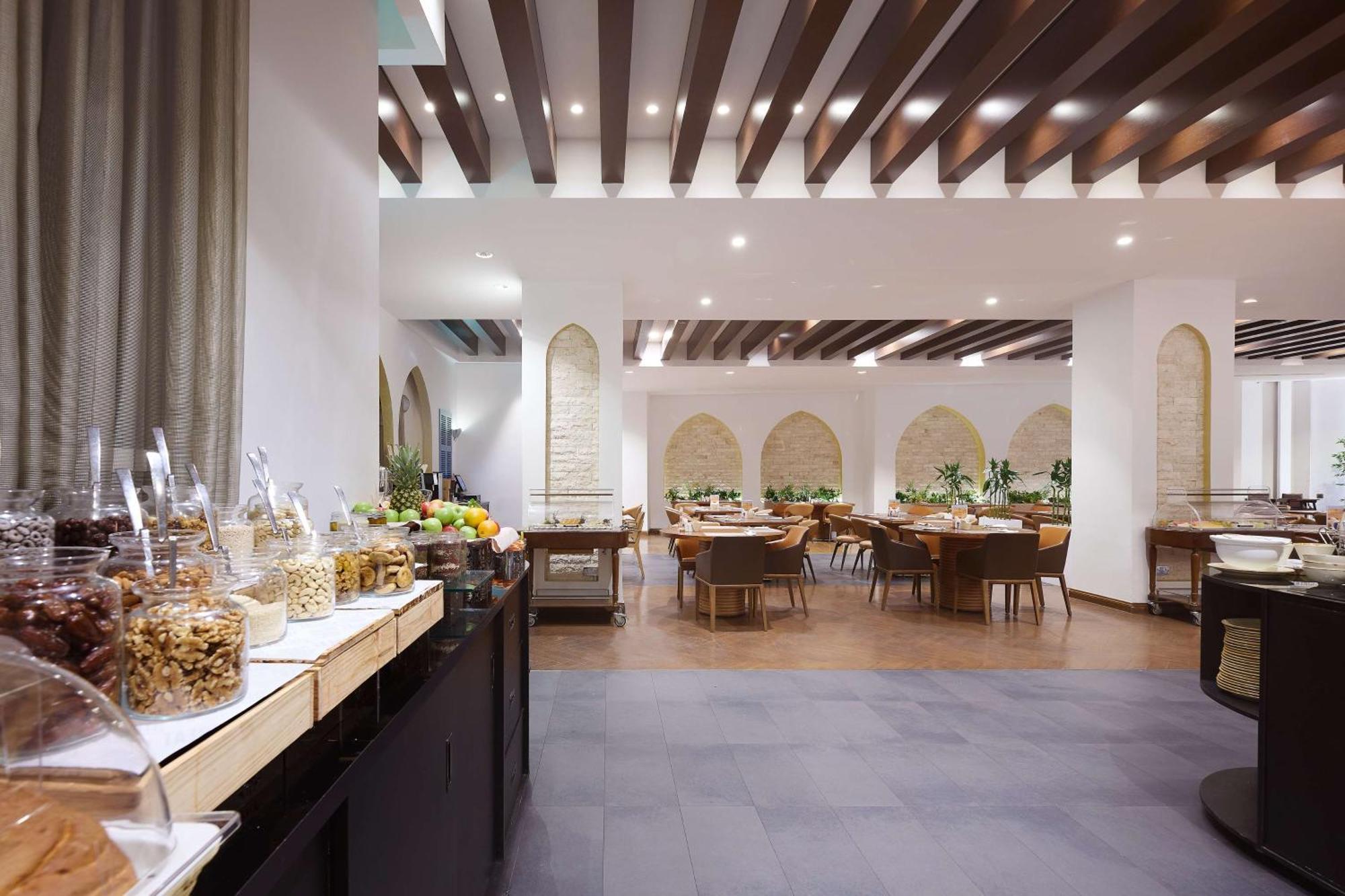 Doubletree By Hilton Doha - Al Sadd Hotel Bagian luar foto The interior of the restaurant