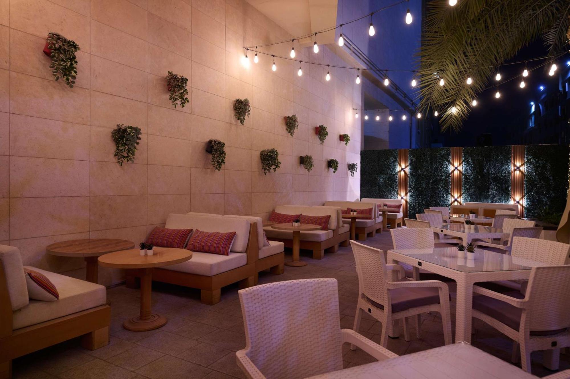 Doubletree By Hilton Doha - Al Sadd Hotel Bagian luar foto The patio at the restaurant