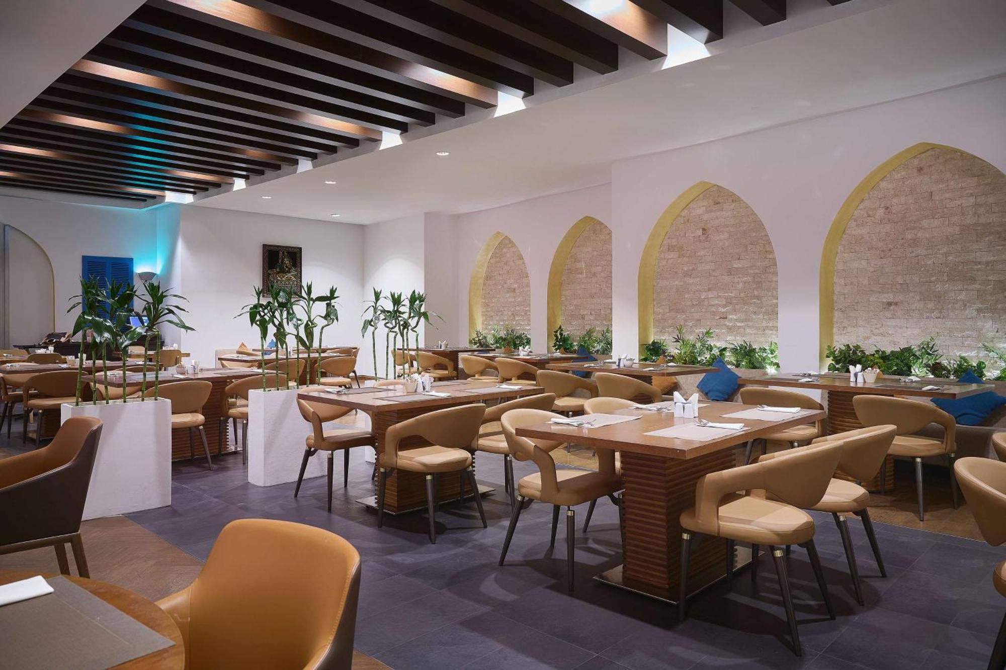 Doubletree By Hilton Doha - Al Sadd Hotel Bagian luar foto The restaurant
