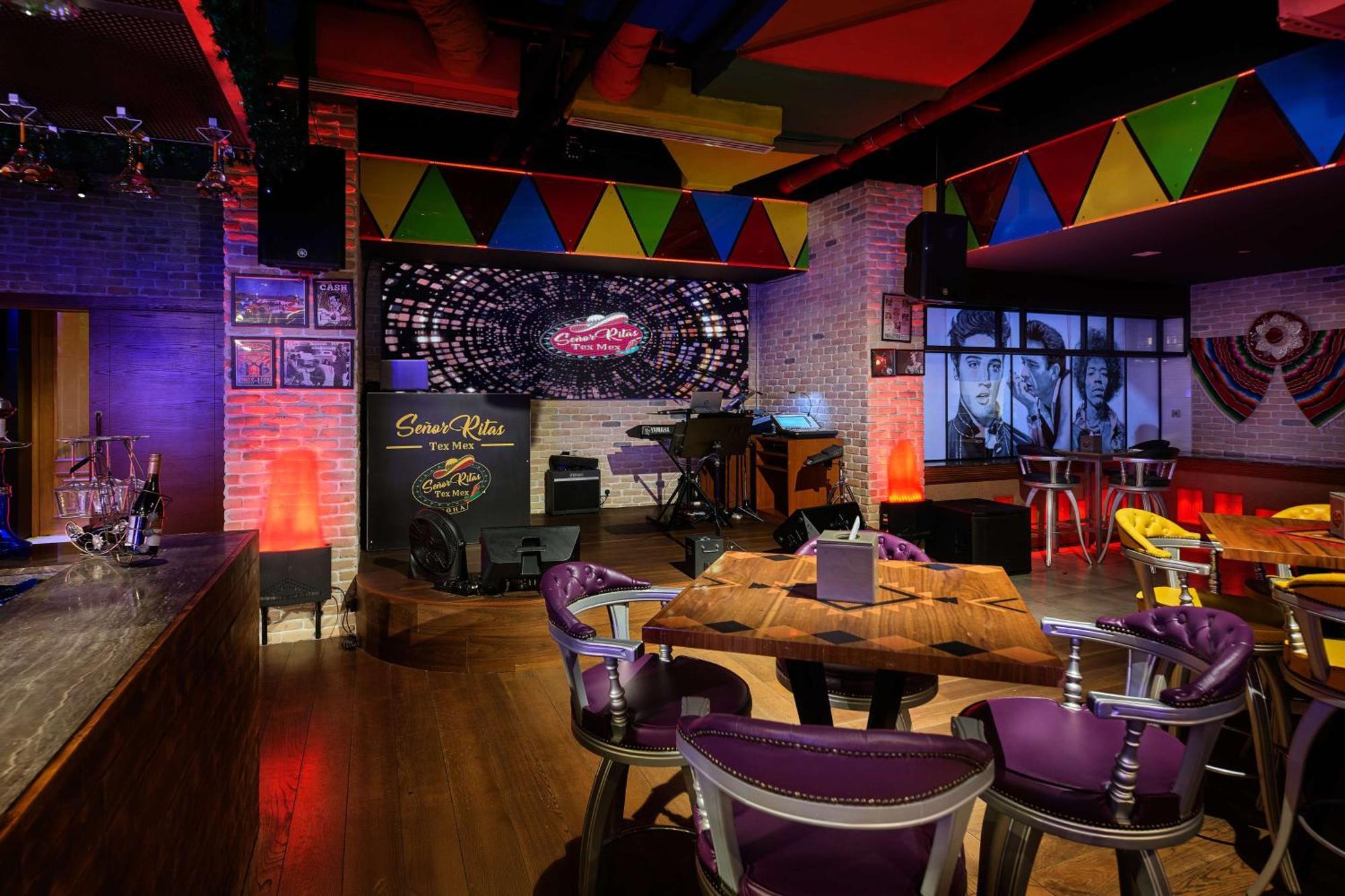 Doubletree By Hilton Doha - Al Sadd Hotel Bagian luar foto The interior of a typical Hard Rock Cafe